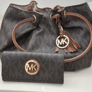 Michael Kors / Brown Ring Tote and Wallet Set